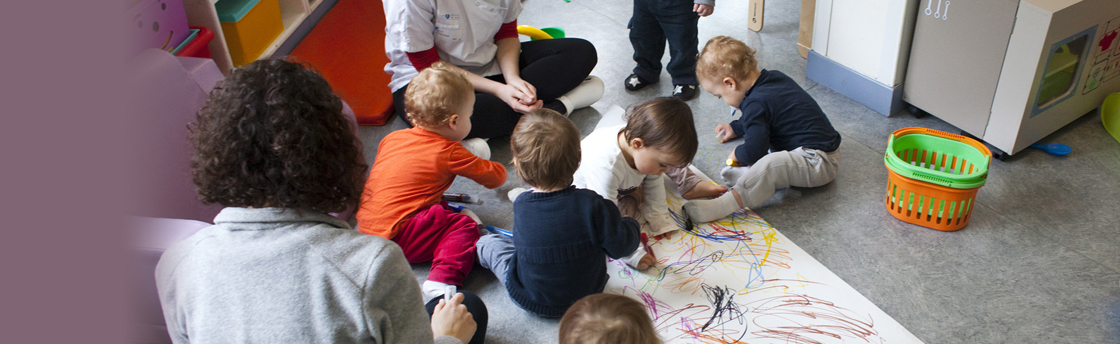 activité des enfants bébé dessinent (Fondation Oeuvre de la Croix Saint-Simon)