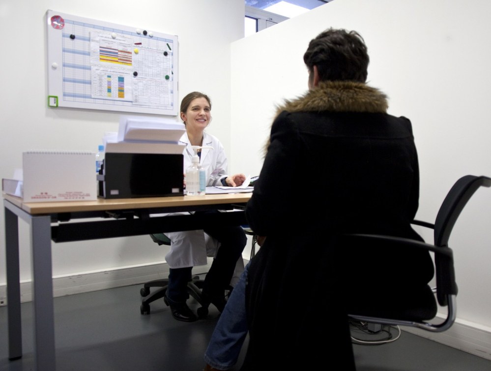 Consultation médicale au Centre de Santé Médical et Dentaire de la Fondation Oeuvre de la Croix Saint-Simon