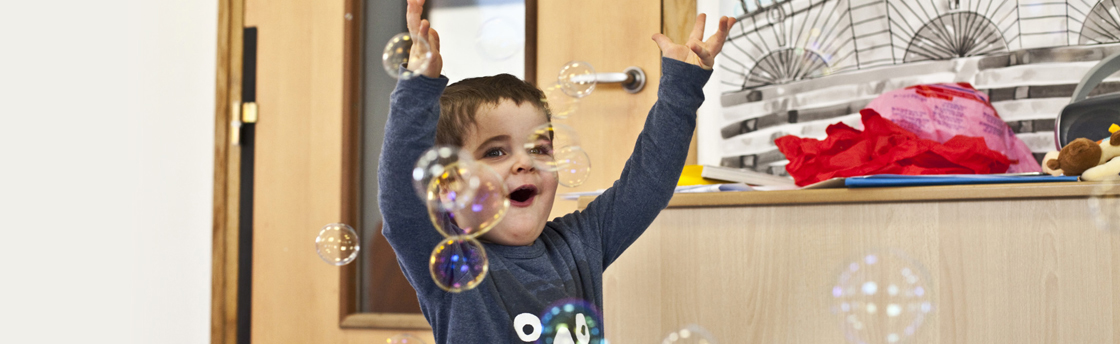 enfant bébé heureux (Fondation Oeuvre de la Croix Saint-Simon)