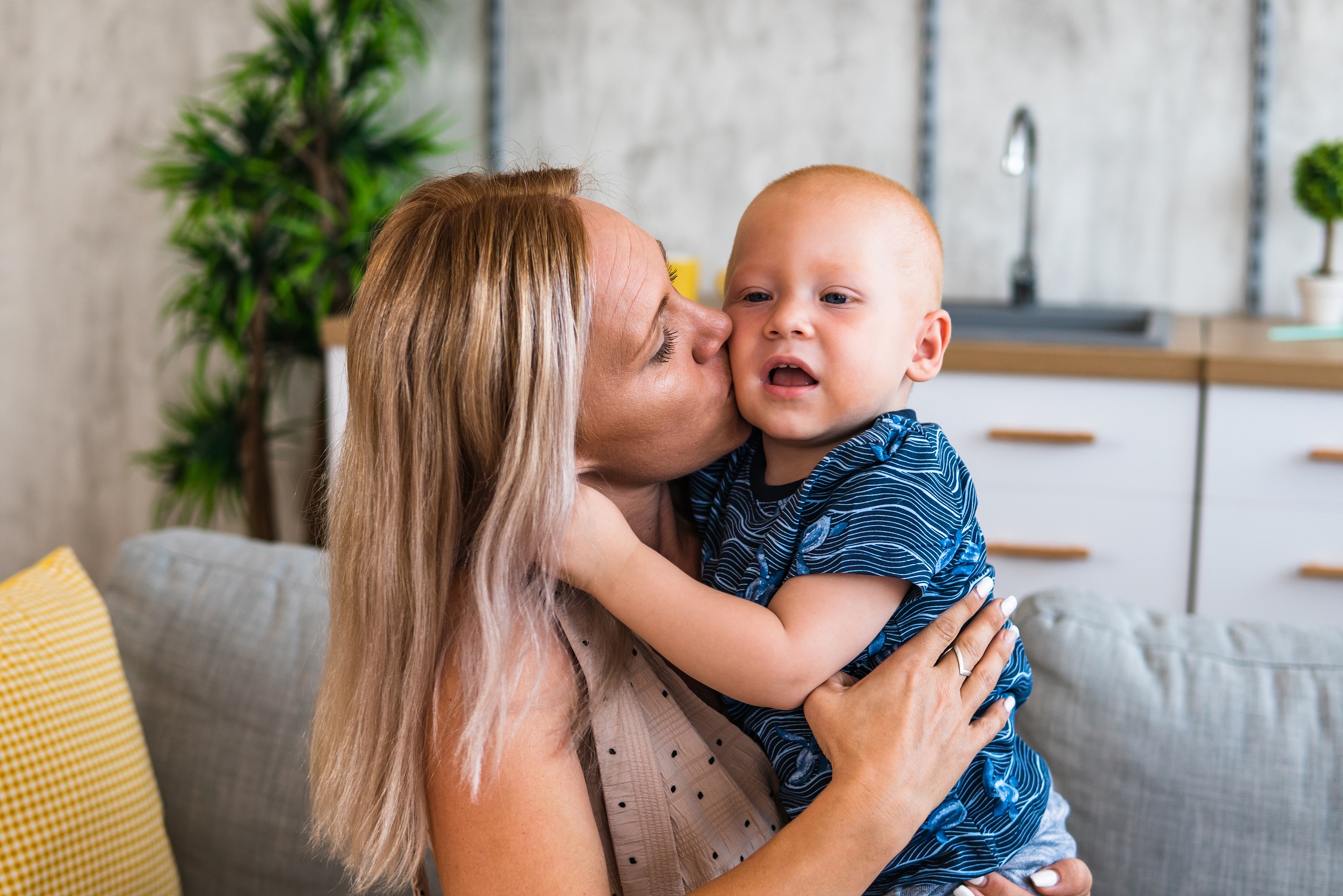 Photo d'une maman avec son enfant en situation de handicap