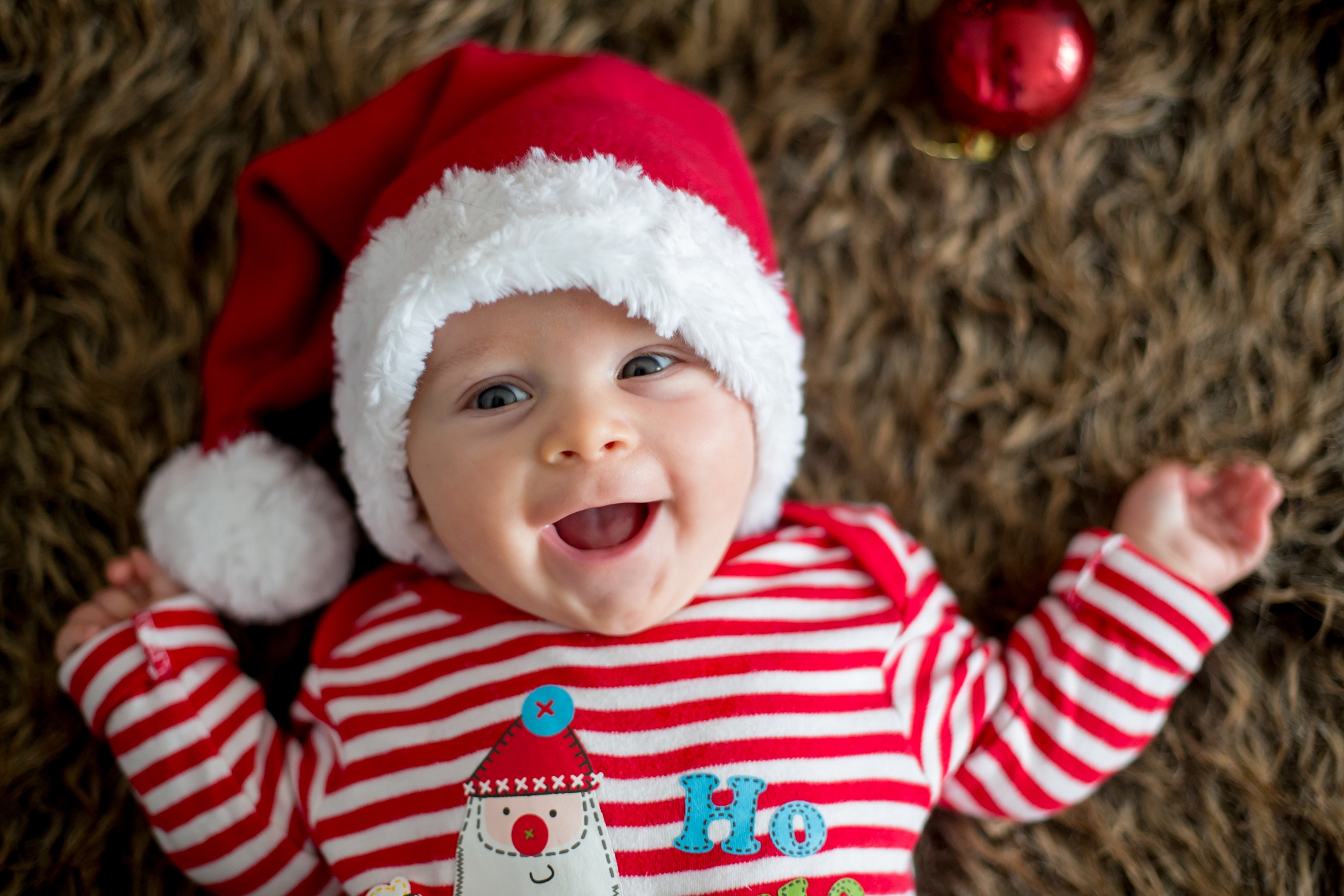 Bébé joyeux avec un chapeau de père Noël