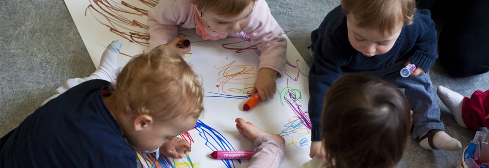activité' des enfants bébé dessinent (Fondation Oeuvre de la Croix Saint-Simon)