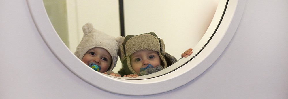 bébé enfants regardent entraver une vitre (Fondation Oeuvre de la Croix Saint-Simon)