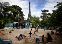 Champs de mars mobilisation des parents de la Fondation Croix Saint-Simon