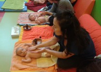 Initiation aux massages à la PMI Clavel de la Fondation Oeuvre de la Croix Saint-Simon