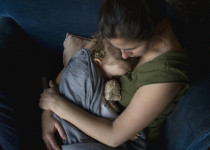 Un enfant dans les bras de sa maman.