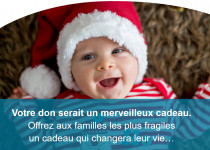 Bébé joyeux avec un chapeau de père Noël votre don serait un véritable cadeau