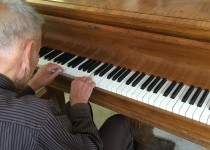 Monsieur JJ au piano au CAJ de la Fondation Oeuvre de la Croix Saint-Simon