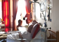 Adulte malade soigné par une soignante du Service de Soins Infirmiers A Domicile 92 de la Fondation Oeuvre de la Croix Saint-Simon