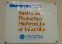 Plaque d'entrée de la PMI Croix Saint-Simon de la Fondation Oeuvre de la Croix Saint-Simon